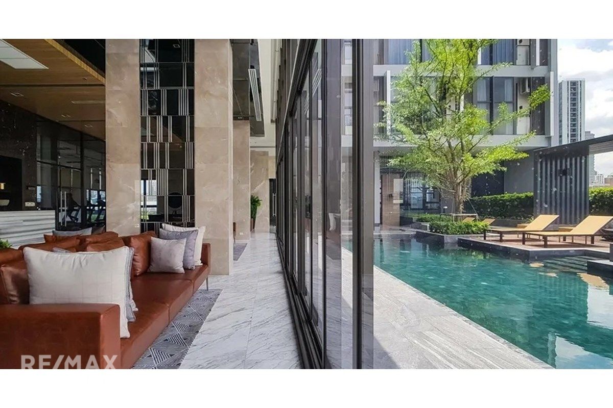 Modern 30sqm High-Ceiling Loft in Chewathai Asoke - 9 Mins Walk to MRT Phra Ram 9 5