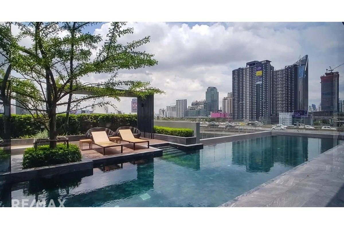 Modern 30sqm High-Ceiling Loft in Chewathai Asoke - 9 Mins Walk to MRT Phra Ram 9 6