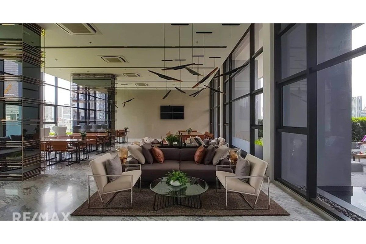 Modern 30sqm High-Ceiling Loft in Chewathai Asoke - 9 Mins Walk to MRT Phra Ram 9 7