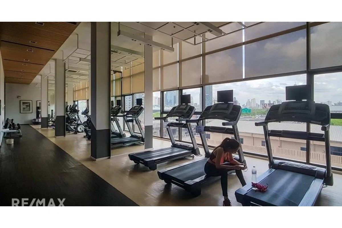 Modern 30sqm High-Ceiling Loft in Chewathai Asoke - 9 Mins Walk to MRT Phra Ram 9 9