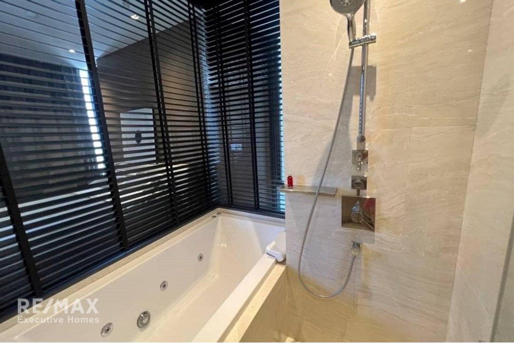Luxury 1BR Condo for Rent at Ashton Silom - 46sqm, 8 Mins Walk to BTS Chong Nonsi 8