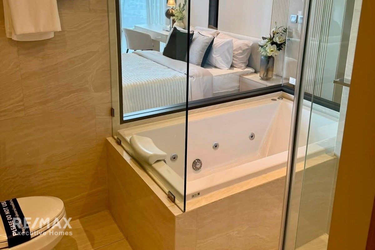 Luxury 1BR Condo with Bathtub for Rent at Ashton Silom – 45K, 50sqm, 8 mins to BTS Chong Nonsi 8