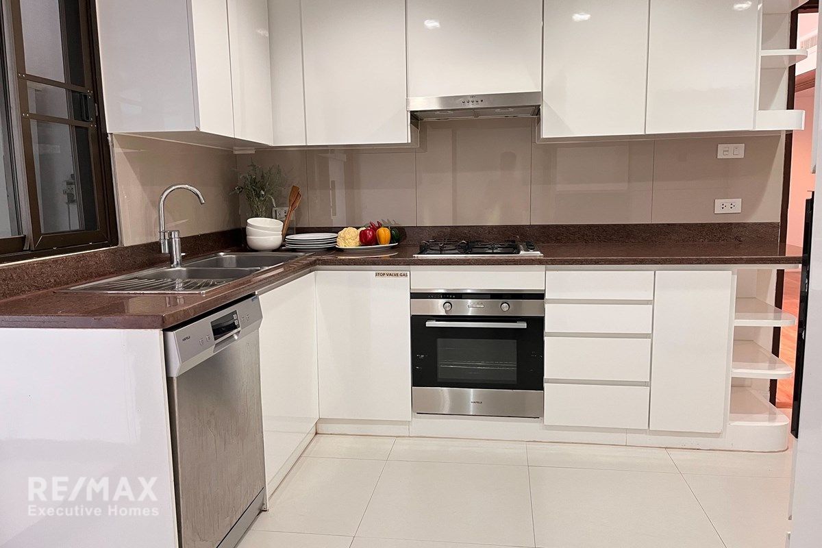 Geräumige 240m² Eigentumswohnung mit 3 Schlafzimmern & Arbeitszimmer in Sukhumvit 16 zu vermieten – 15 Min. Fußweg zur BTS Asok, Haustierfreundlich. 3