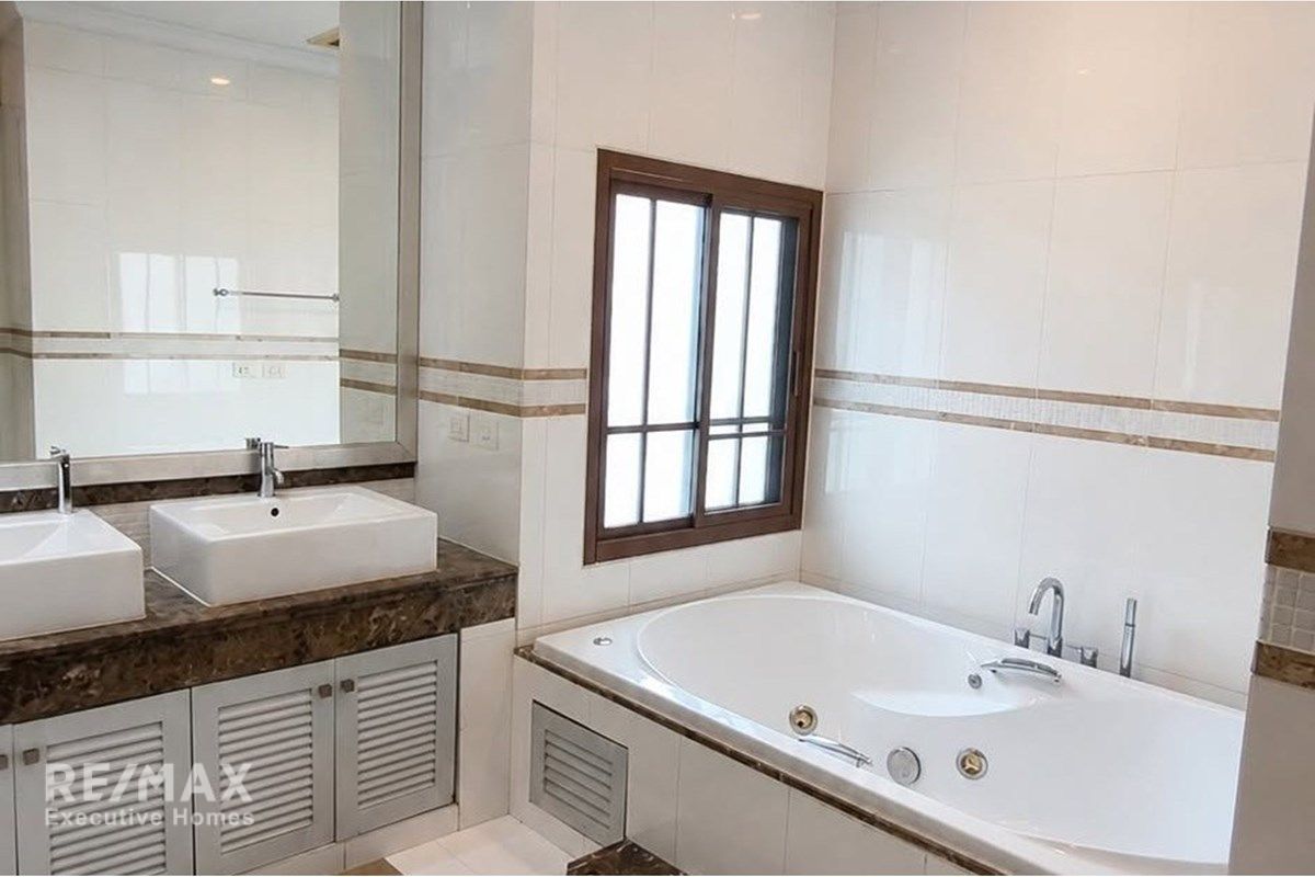 Spacious 4BR Detached Home with 5BA and Maid Room for Rent in Phra Khanong - 400sqm 10
