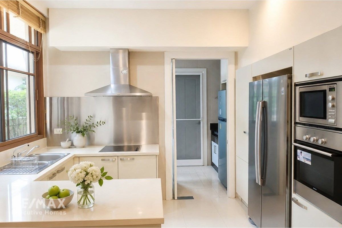 Spacious 4BR Detached Home with 5BA and Maid Room for Rent in Phra Khanong - 400sqm 5