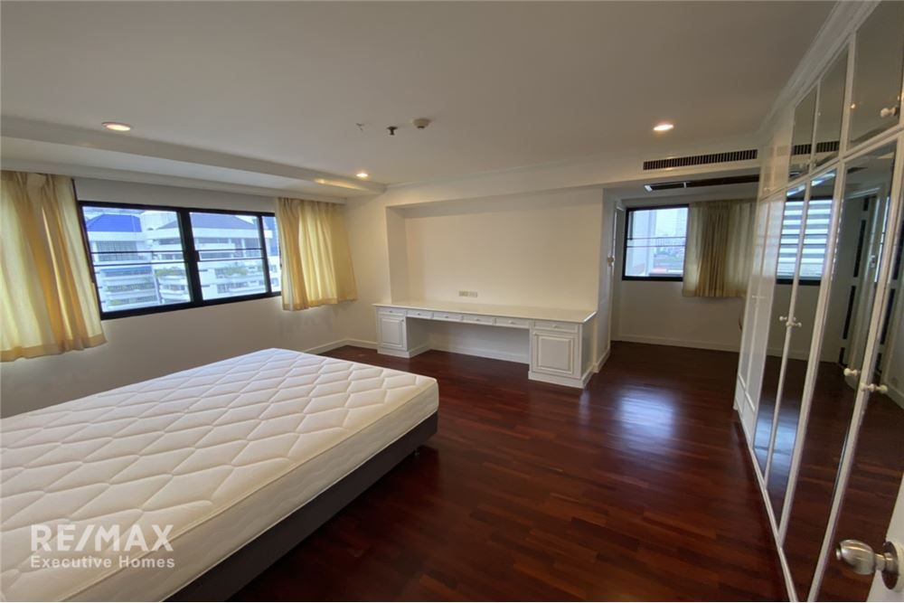 Spacious 2+1BR Condo for Rent at 55K | 205sqm | Pet-Friendly with Free Shuttle to BTS 8