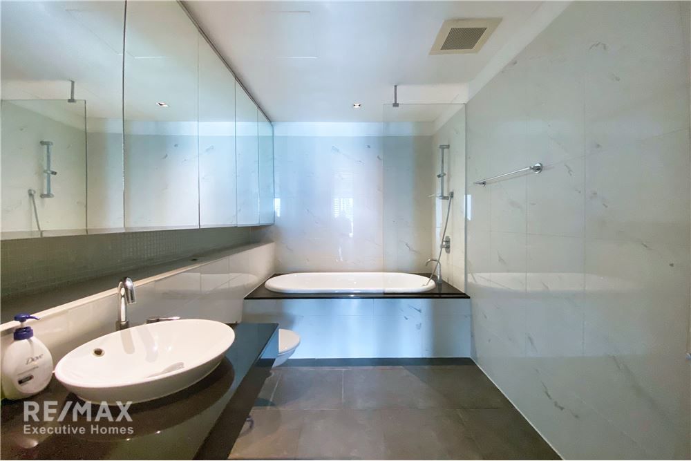Geräumige 2-Schlafzimmer-Wohnung zur Miete | 110m² | 2 Bäder mit Badewannen | 5 Gehminuten zur BTS Asok | Gegenüber Benjakitti Park 13