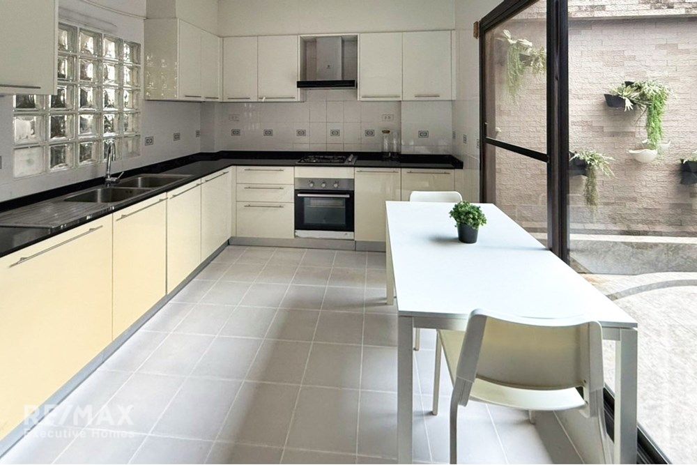For Rent: 400sqm 4-Story Townhouse with 3BR, 5BA + Maid in Prime Sukhumvit 26 7