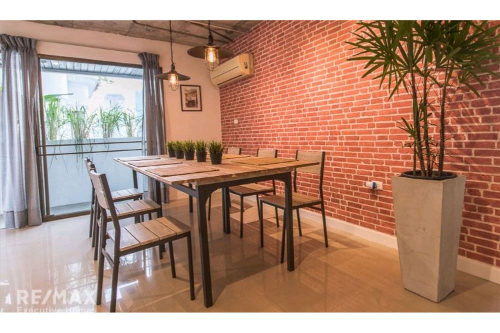 Neu renovierte Wohnung mit 2 Schlafzimmern und 2 Bädern im Beverly Tower Nana zu vermieten – 45.000 THB, 120 m², 14 Gehminuten zur BTS Nana. 2