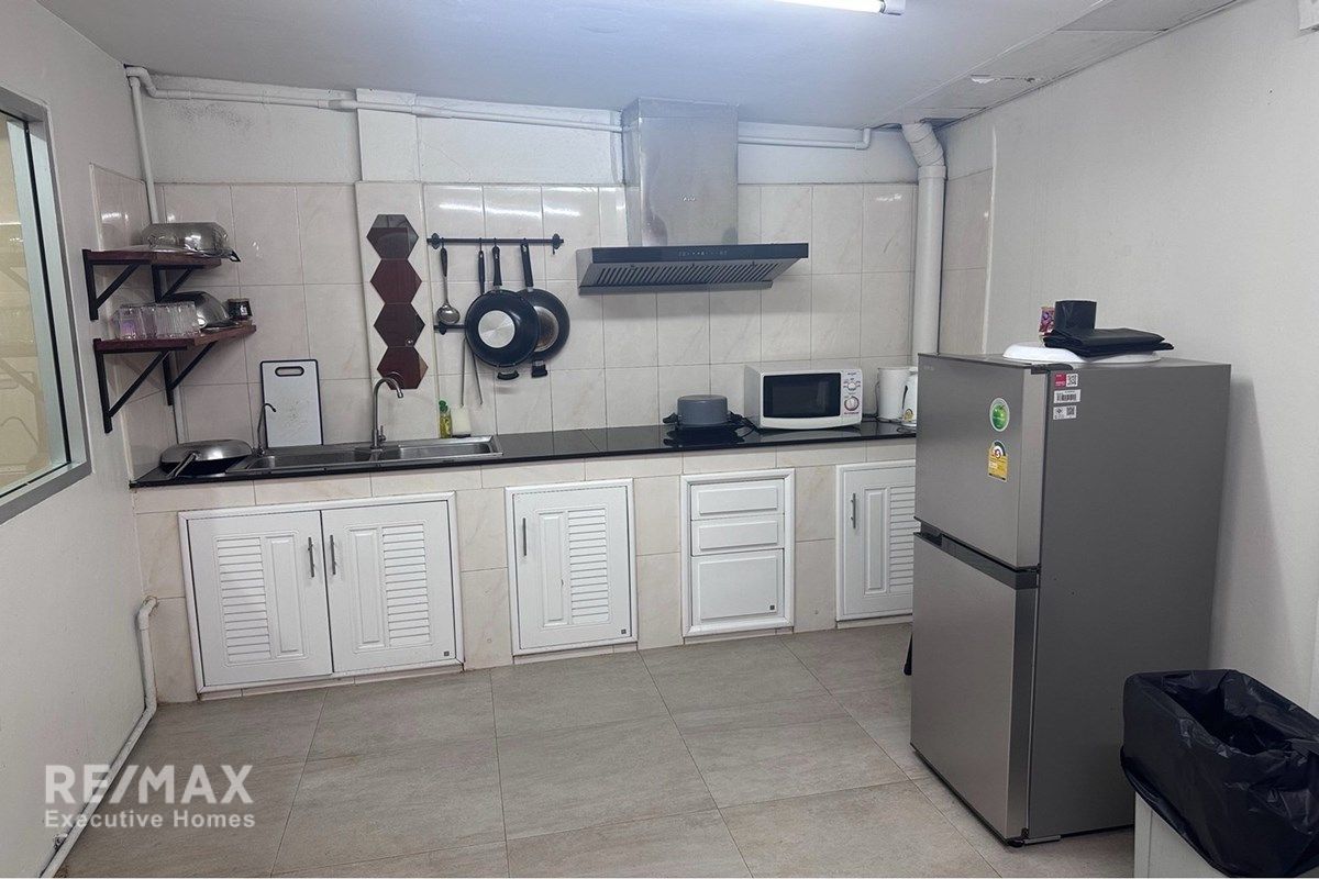 Spacious 4BR 4BA Corner Townhouse for Rent 70K | 300sqm | Airbnb Allowed | Ekkamai 2