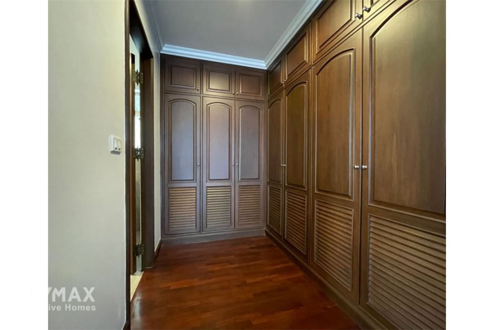 Spacious 2+1BR Condo for Rent 65K | 198sqm | 3BA | 4 Min Walk to BTS Nana 10