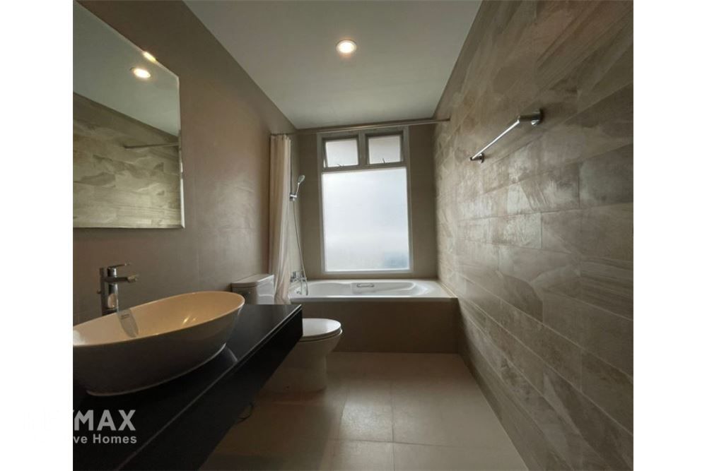 Spacious 2+1BR Condo for Rent 65K | 198sqm | 3BA | 4 Min Walk to BTS Nana 7