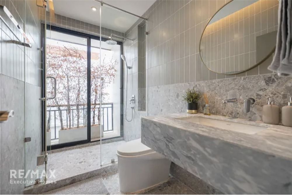 Vermieter Reihenhaus zum Verkauf in Ekkamai: 3 Schlafzimmer, 3 Bäder, 250 m² Wohnfläche. 18