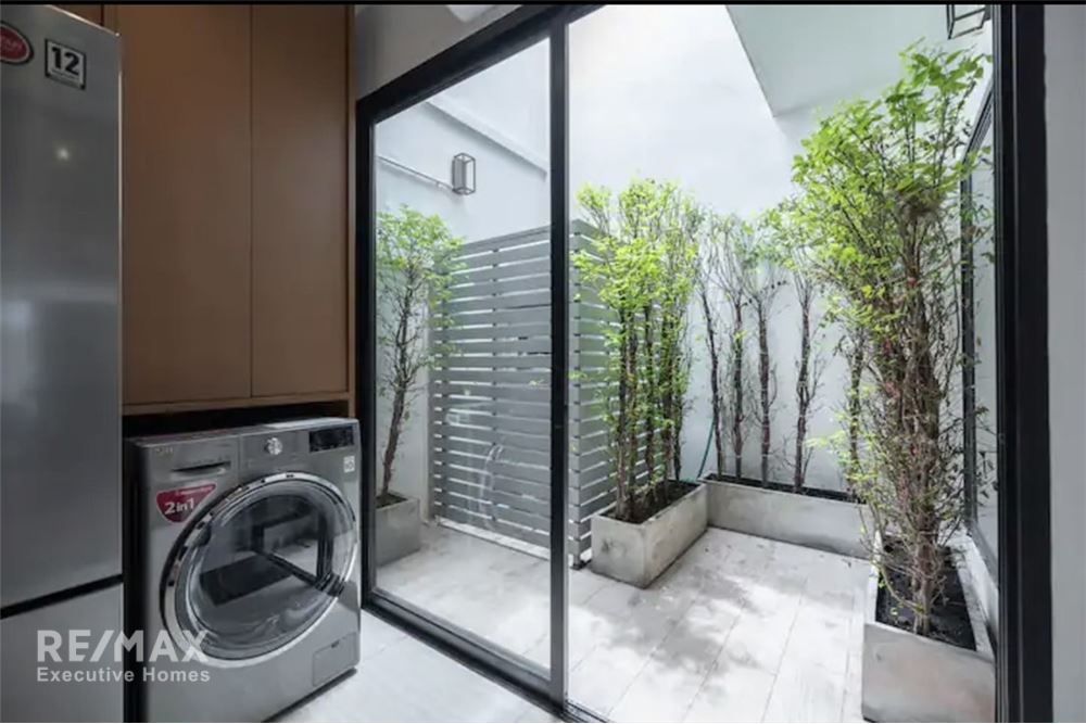 Vermieter Reihenhaus zum Verkauf in Ekkamai: 3 Schlafzimmer, 3 Bäder, 250 m² Wohnfläche. 29
