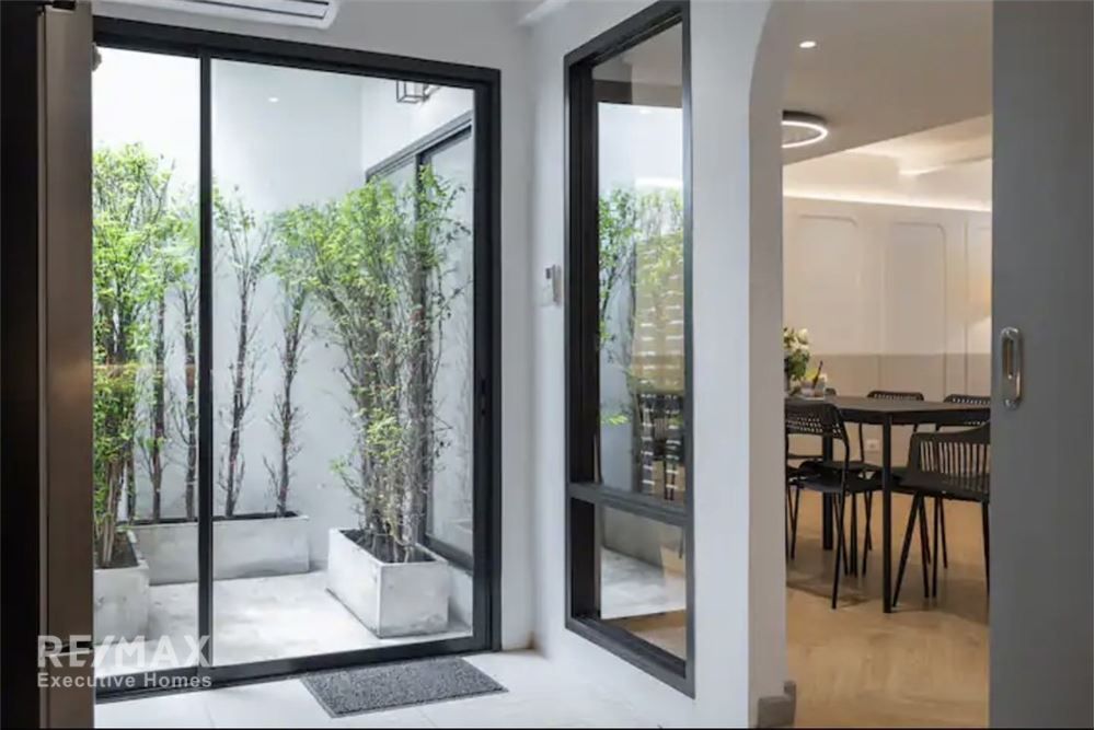 Vermieter Reihenhaus zum Verkauf in Ekkamai: 3 Schlafzimmer, 3 Bäder, 250 m² Wohnfläche. 30