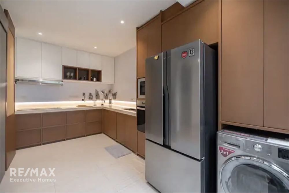 Vermieter Reihenhaus zum Verkauf in Ekkamai: 3 Schlafzimmer, 3 Bäder, 250 m² Wohnfläche. 4