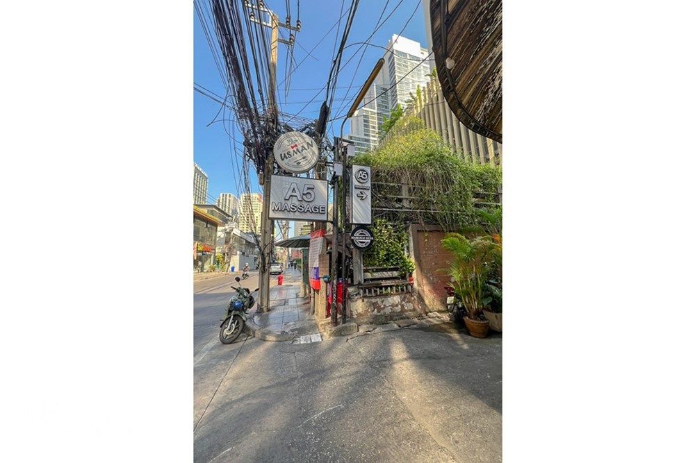 3 Story Townhouse for Sale in Sukhumvit 22 - Steps from EmSphere 7