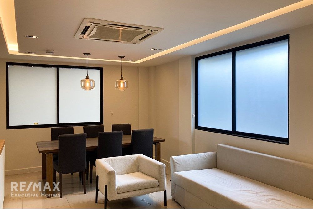 Tierfreundliches Stadthaus mit Swimmingpool in Sukhumvit 49 nahe Thonglor zu verkaufen. 3