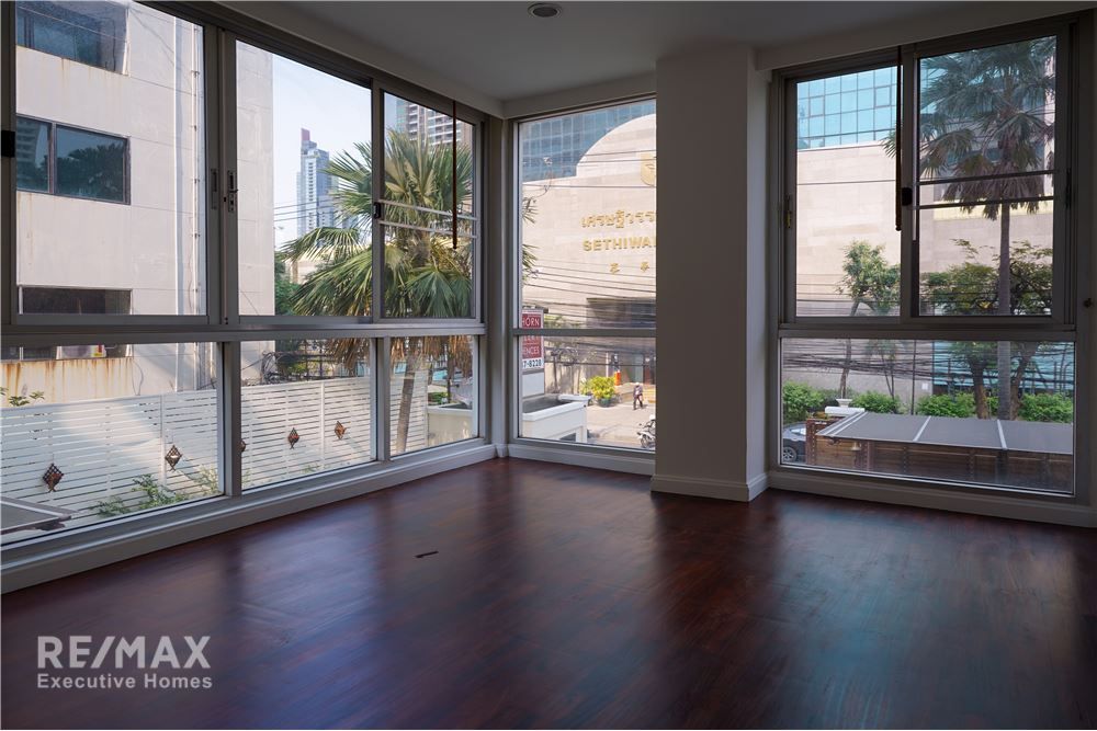Renovated 4BR 4BA Condo with Maid's Room for Rent in Pet-Friendly Sathorn - 275sqm at 130K 32