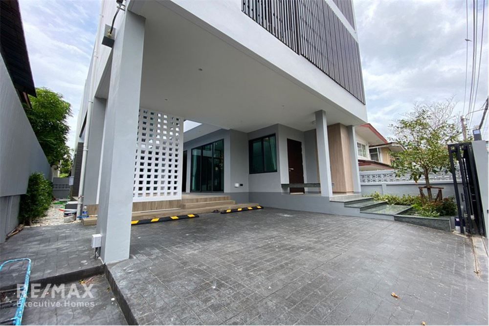 Luxurious 4BR 3-Story Detached House with Private Pool in St. Andrews for Rent at 150K 10