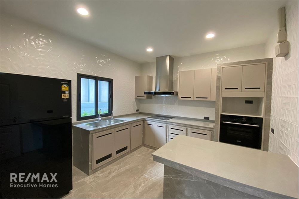 Luxurious 4BR 3-Story Detached House with Private Pool in St. Andrews for Rent at 150K 5