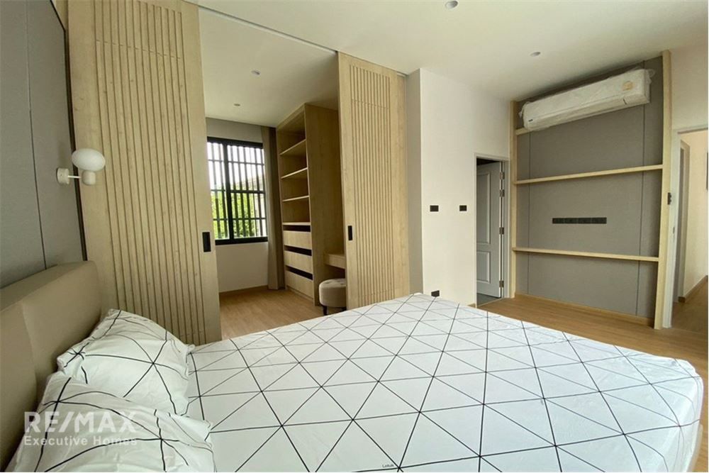 Luxurious 4BR 3-Story Detached House with Private Pool in St. Andrews for Rent at 150K 8