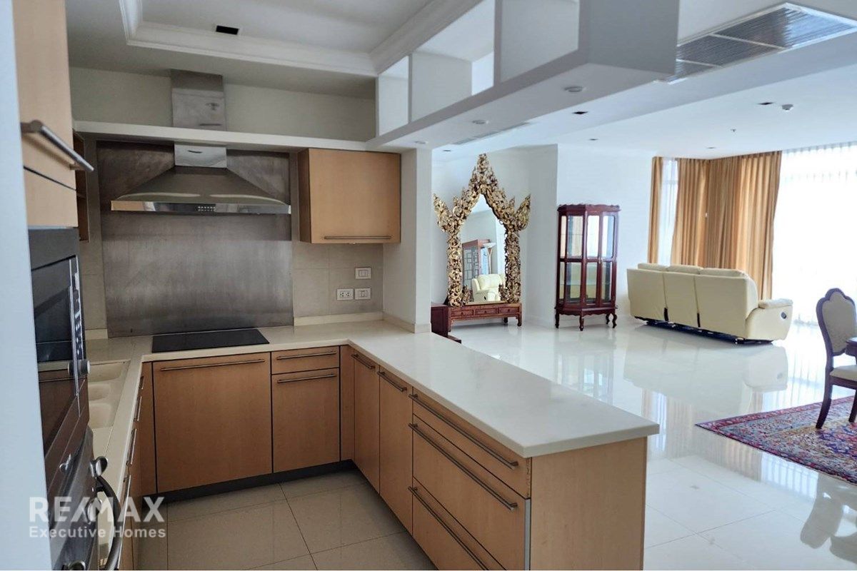 3BR Condo for Rent at Athenee Residence - 197sqm, 34th Floor, 4 Mins Walk to BTS Phloen Chit 3