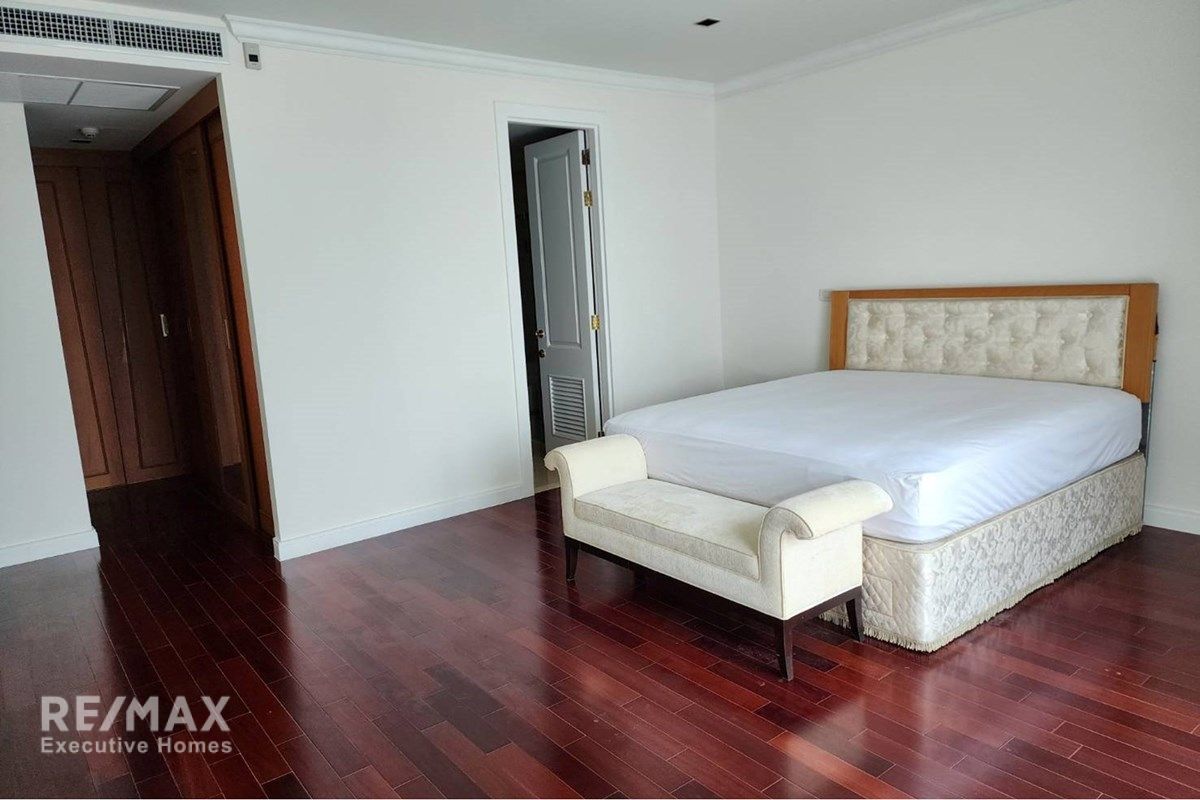 3BR Condo for Rent at Athenee Residence - 197sqm, 34th Floor, 4 Mins Walk to BTS Phloen Chit 5