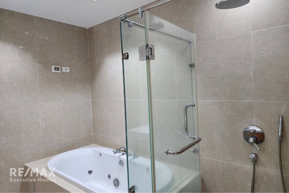 3BR Condo for Rent at Athenee Residence - 197sqm, 34th Floor, 4 Mins Walk to BTS Phloen Chit 6