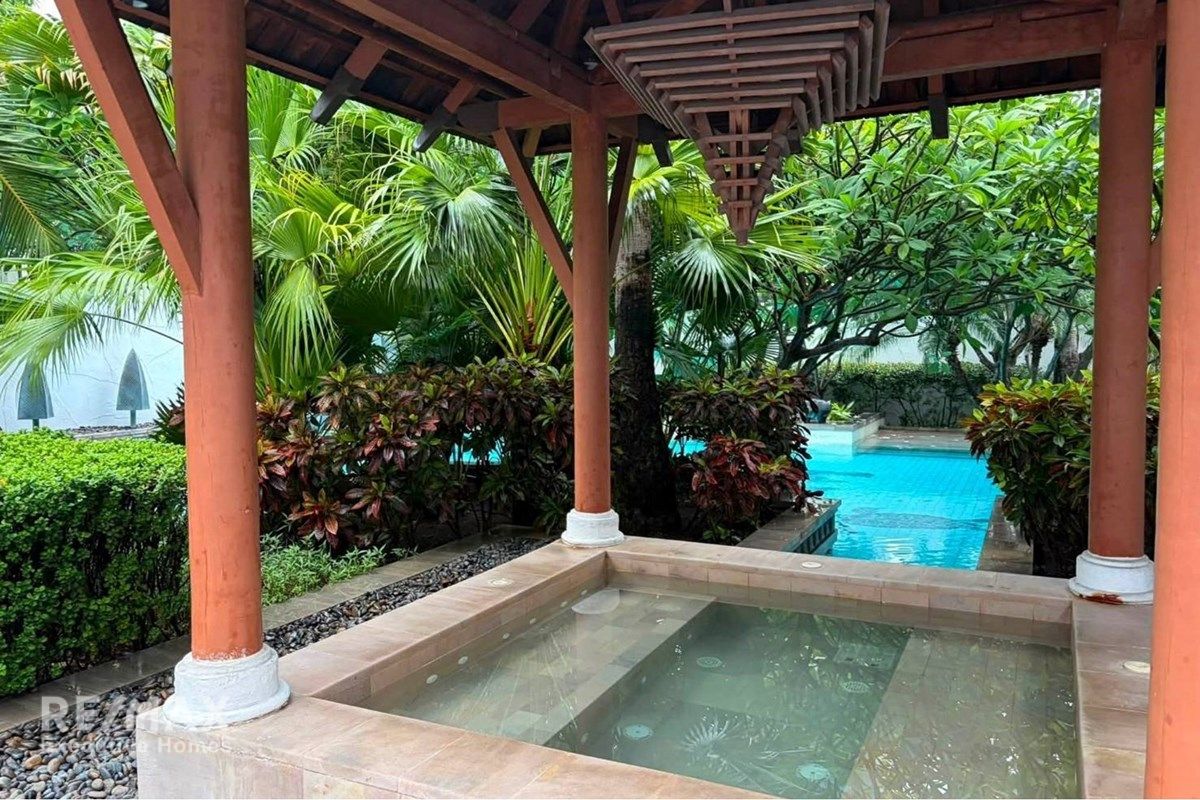 3BR Condo for Rent at Athenee Residence - 197sqm, 34th Floor, 4 Mins Walk to BTS Phloen Chit 9