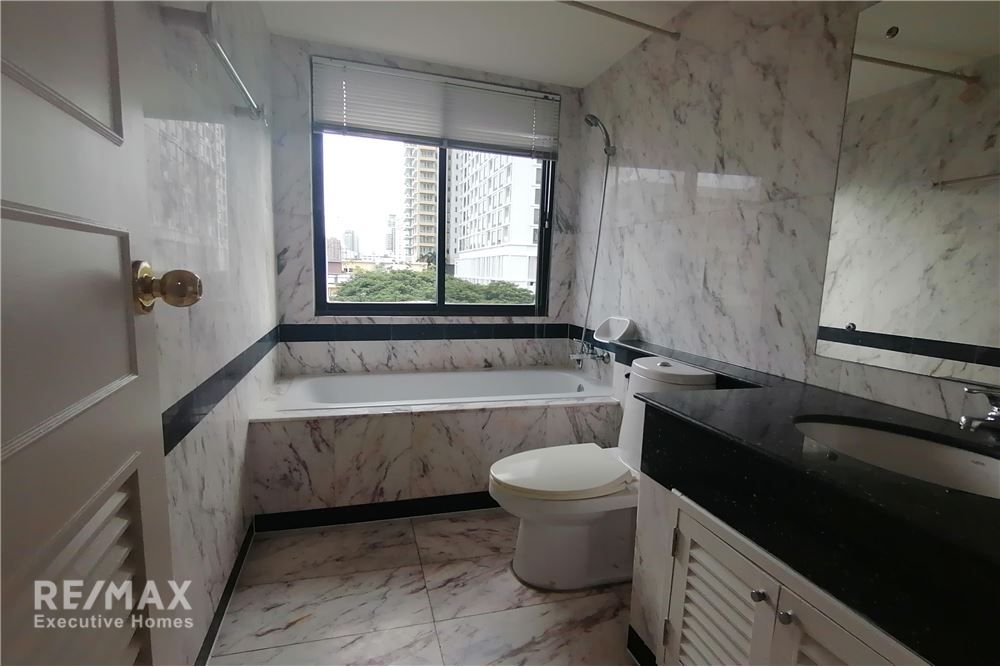Spacious 3 Beds For Sale Prime Mansion Phrompong 14