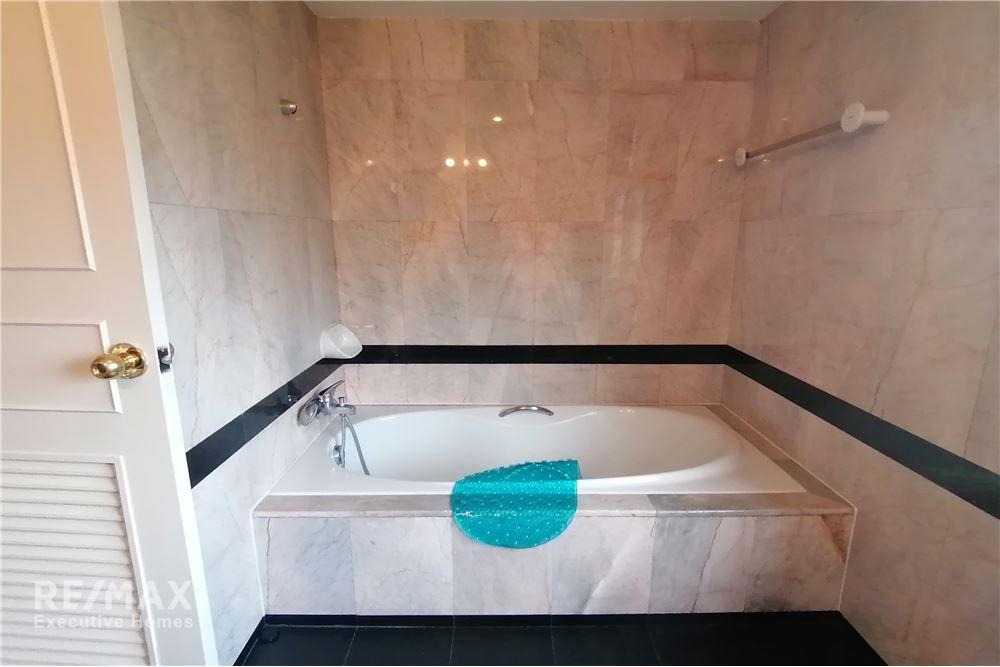Spacious 3 Beds For Sale Prime Mansion Phrompong 18