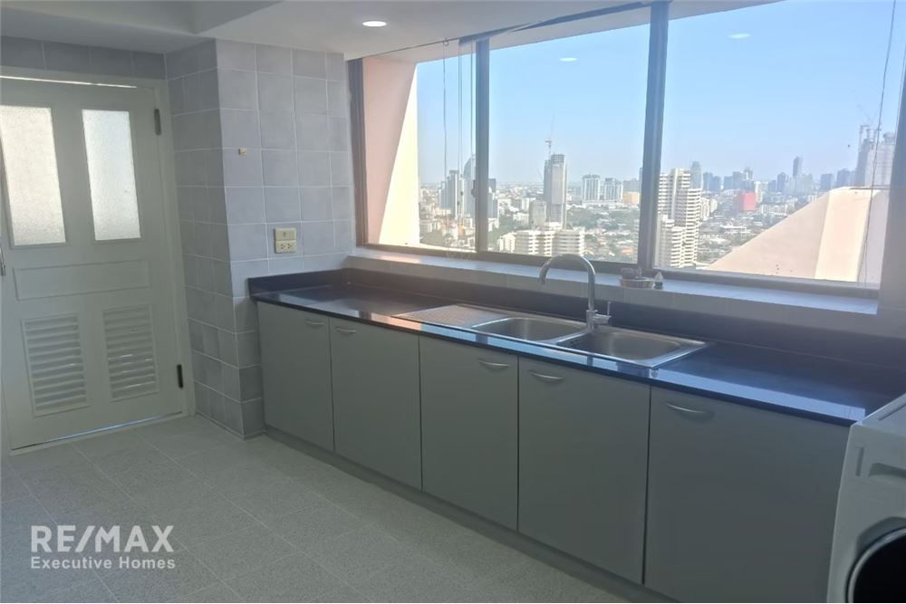 Spacious Pet Friendly Sukhumvit 24 Phrom Pong 2