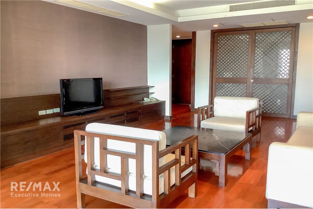 Rent 231sqm 3+1BR Thonglor Suite | Hardwood Trim | Huge Space 5
