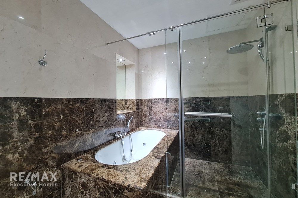 Pet-Friendly Condo at The Lakes – Full Park View & Huge Balcony, 5 Mins Walk to BTS Asok 13