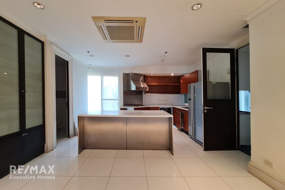 Pet-Friendly Condo at The Lakes – Full Park View & Huge Balcony, 5 Mins Walk to BTS Asok 8