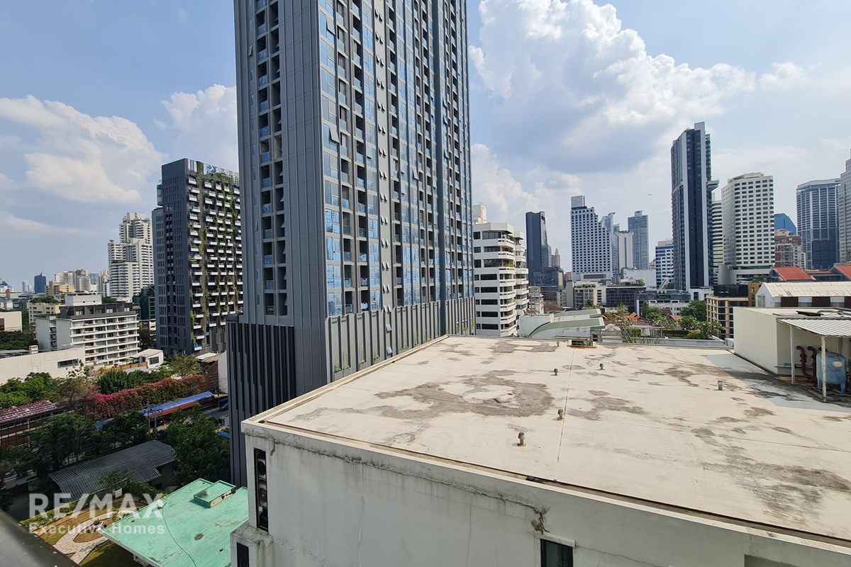 2 Bedroom Condo in Bangkok City Center – Asoke, 7 Mins Walk to MRT Sukhumvit 17