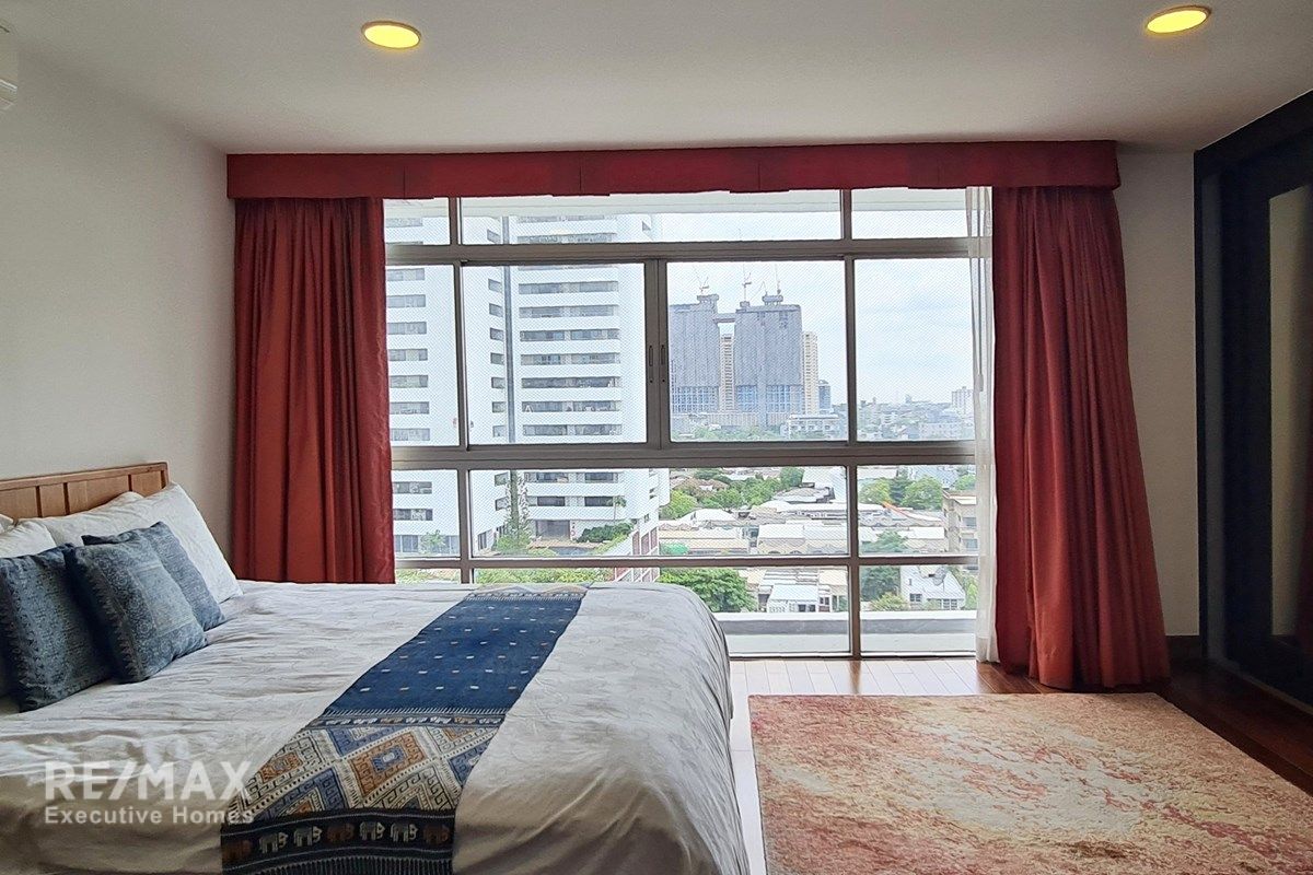 3BR Condo in Ekkamai – Spacious Unit with Nice Open View 14
