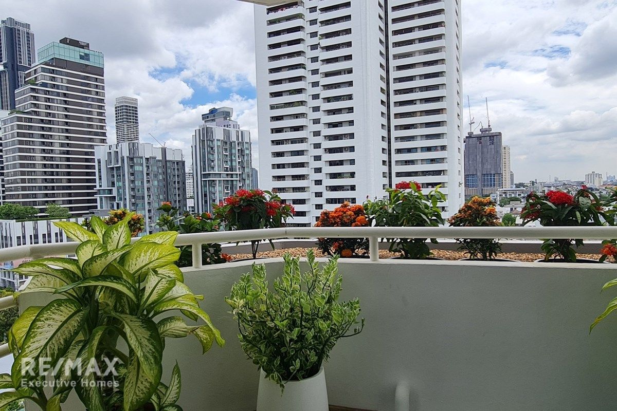 3BR Condo in Ekkamai – Spacious Unit with Nice Open View 22