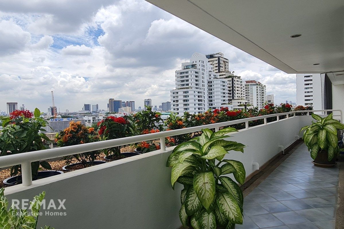 3BR Condo in Ekkamai – Spacious Unit with Nice Open View 23