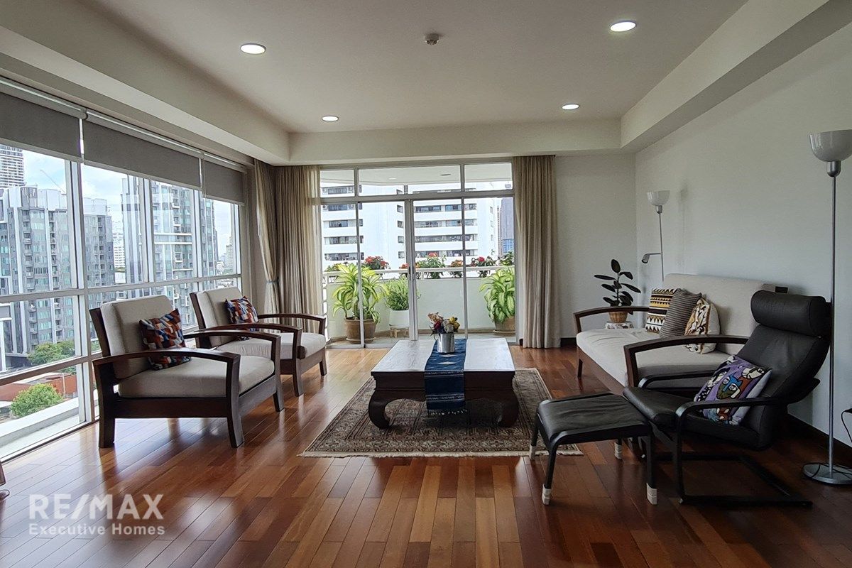 3BR Condo in Ekkamai – Spacious Unit with Nice Open View 3