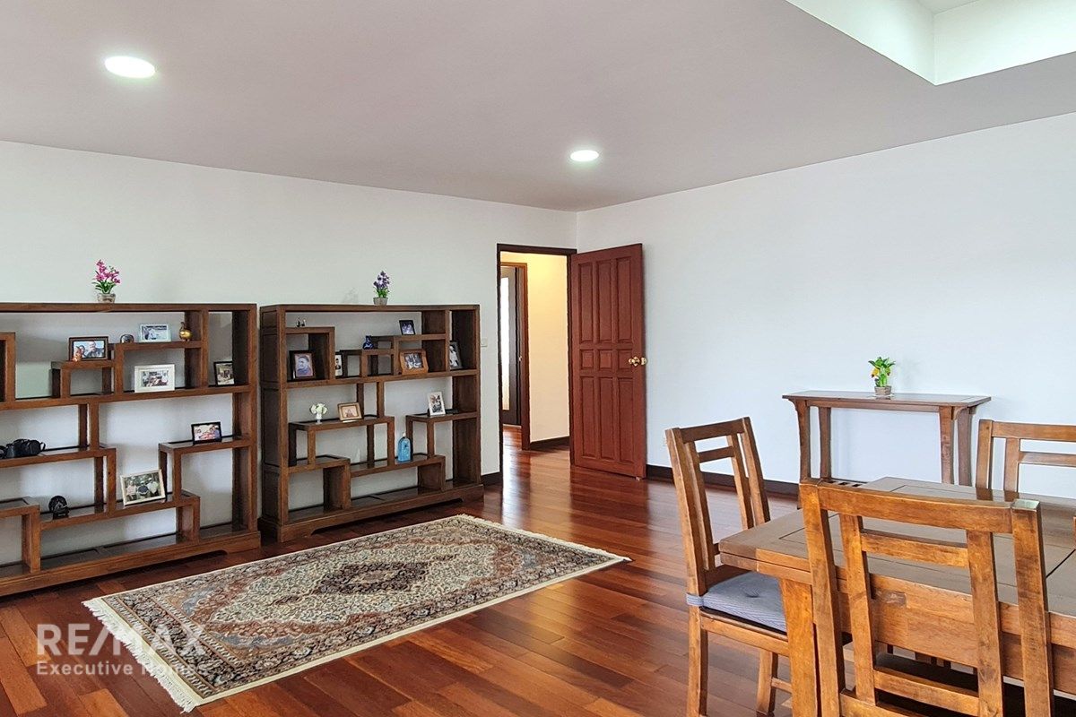 3BR Condo in Ekkamai – Spacious Unit with Nice Open View 6