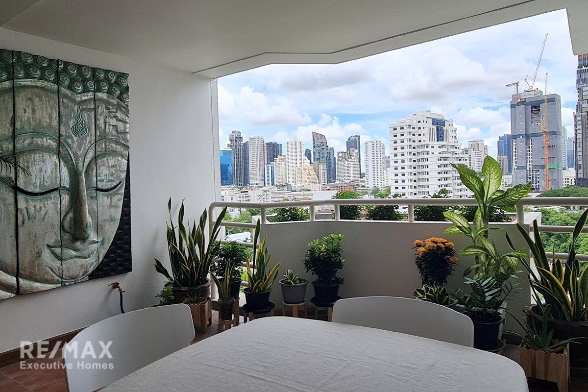 3BR Condo in Ekkamai – Spacious Unit with Nice Open View 9