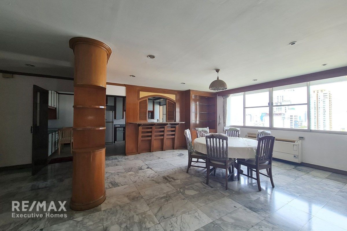 Spacious 251 sqm High-Floor Condo in Prime Phrom Phong Location, 14 Mins Walk to BTS 2