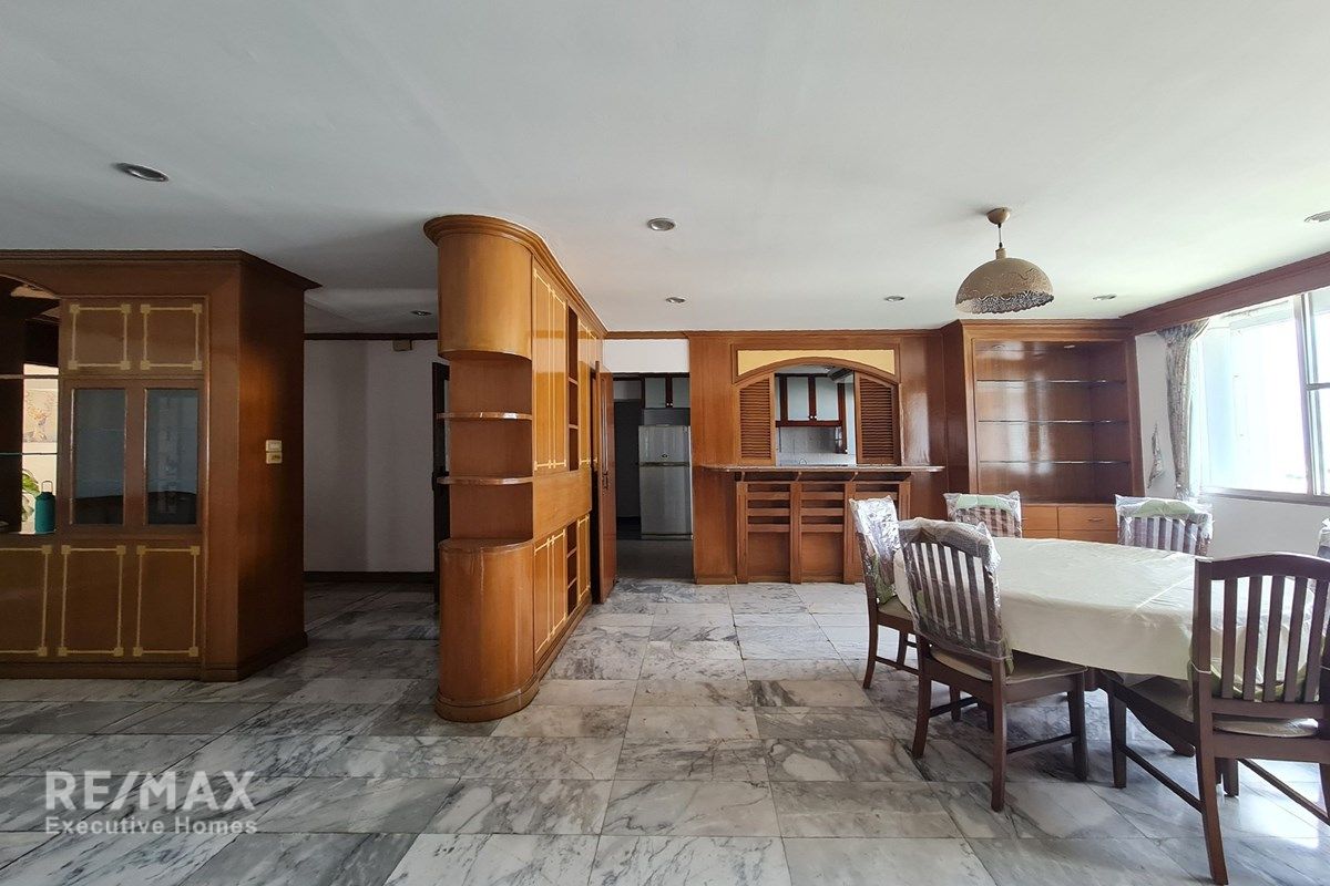 Spacious 251 sqm High-Floor Condo in Prime Phrom Phong Location, 14 Mins Walk to BTS 3