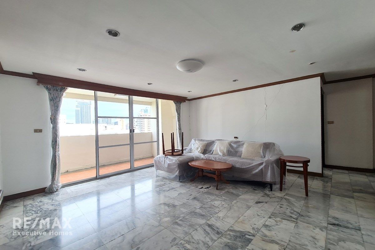 Spacious 251 sqm High-Floor Condo in Prime Phrom Phong Location, 14 Mins Walk to BTS 4