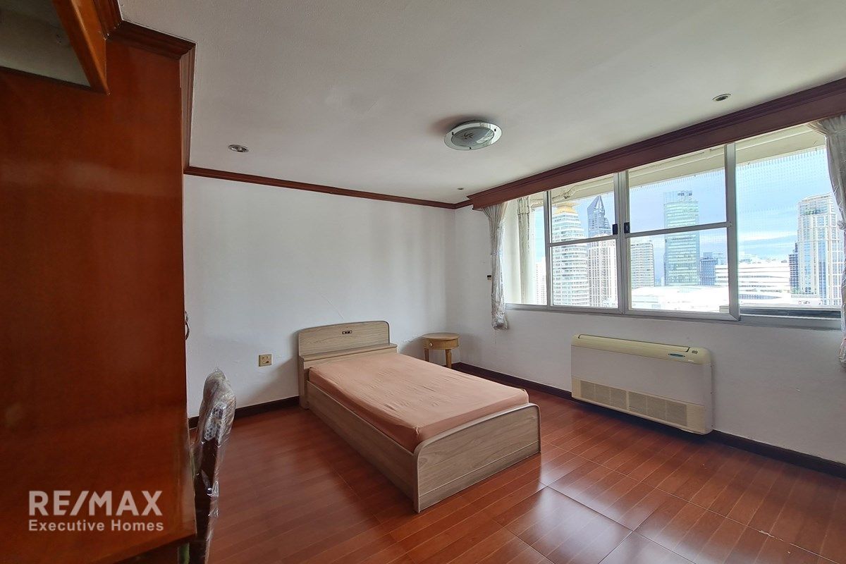 Spacious 251 sqm High-Floor Condo in Prime Phrom Phong Location, 14 Mins Walk to BTS 5