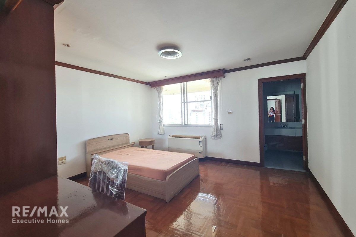 Spacious 251 sqm High-Floor Condo in Prime Phrom Phong Location, 14 Mins Walk to BTS 6