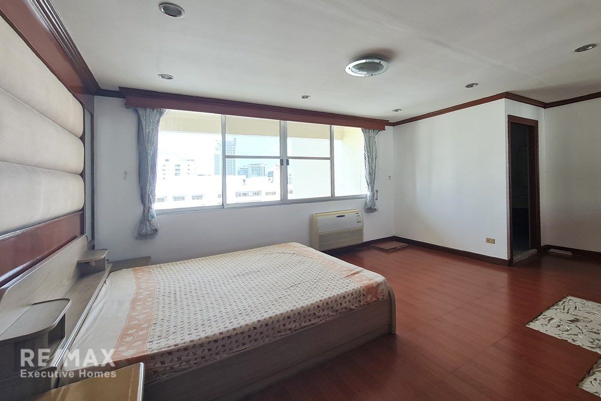 Spacious 251 sqm High-Floor Condo in Prime Phrom Phong Location, 14 Mins Walk to BTS 7