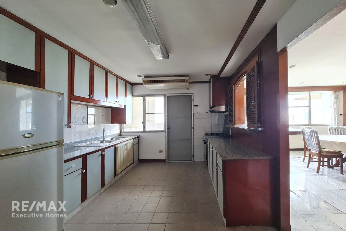 Spacious 251 sqm High-Floor Condo in Prime Phrom Phong Location, 14 Mins Walk to BTS 8